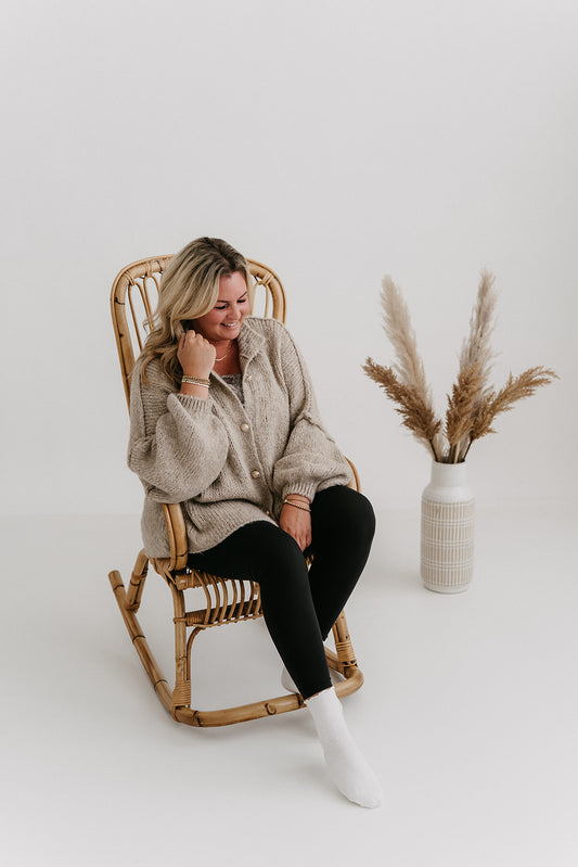 Model beige cardigan