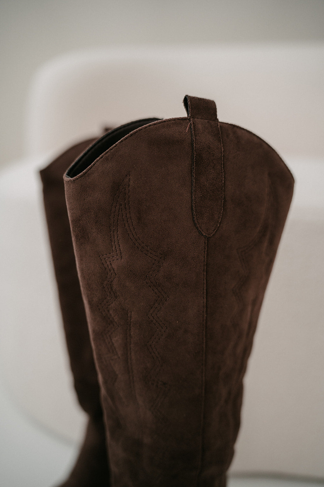 nahaufnahme Stiefel Velourslederoptik braun